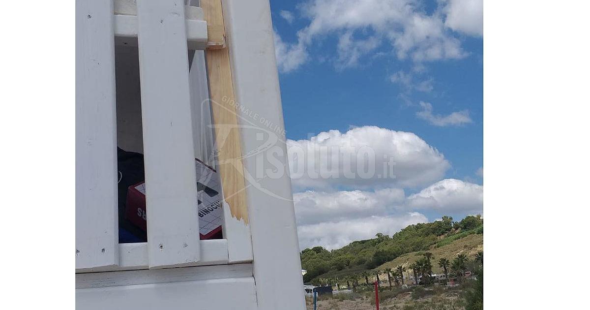 Vandalizzata la torretta dei bagnini sulla spiaggia di Porto Palo