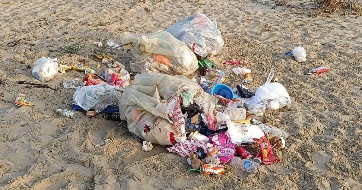 Non si fa l'indifferenziata in spiaggia a Menfi, Clemente minaccia controlli serrati