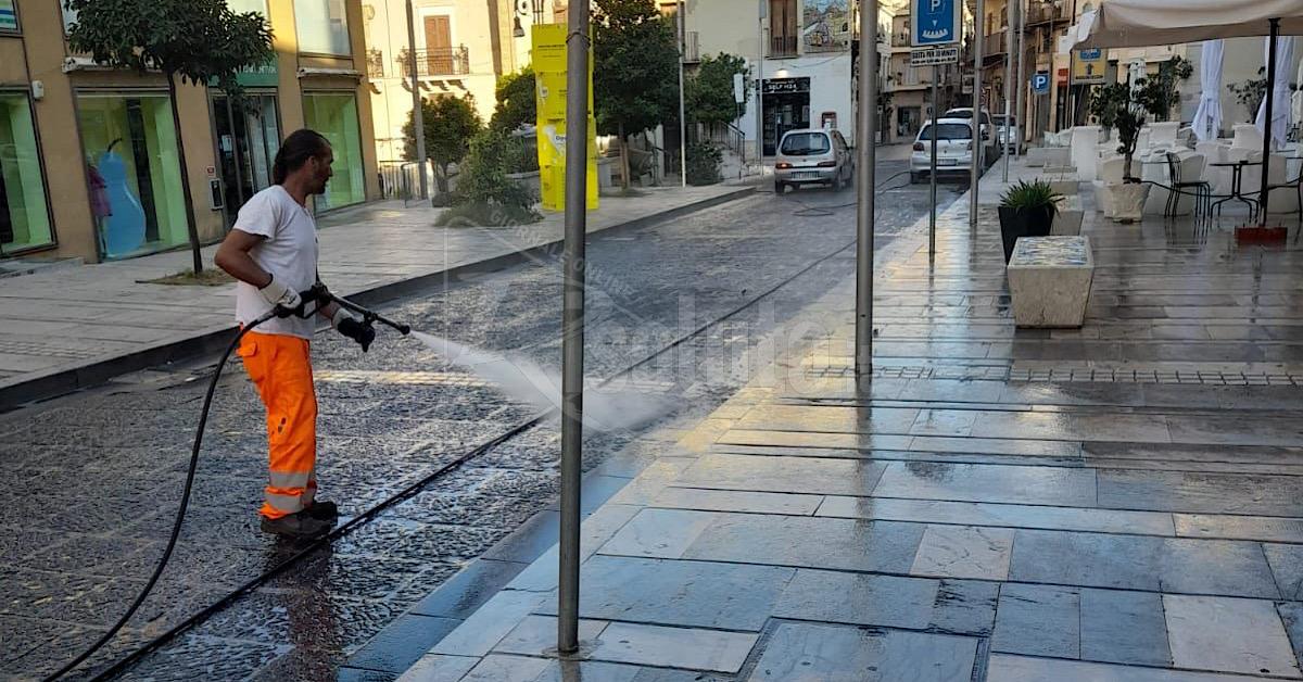 Riattivato a Sciacca il lavaggio delle strade, non bastano però operai e mezzi