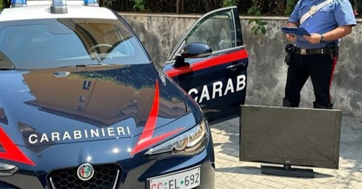 Ruba un televisore da 43 pollici e fugge in monopattino, arrestato