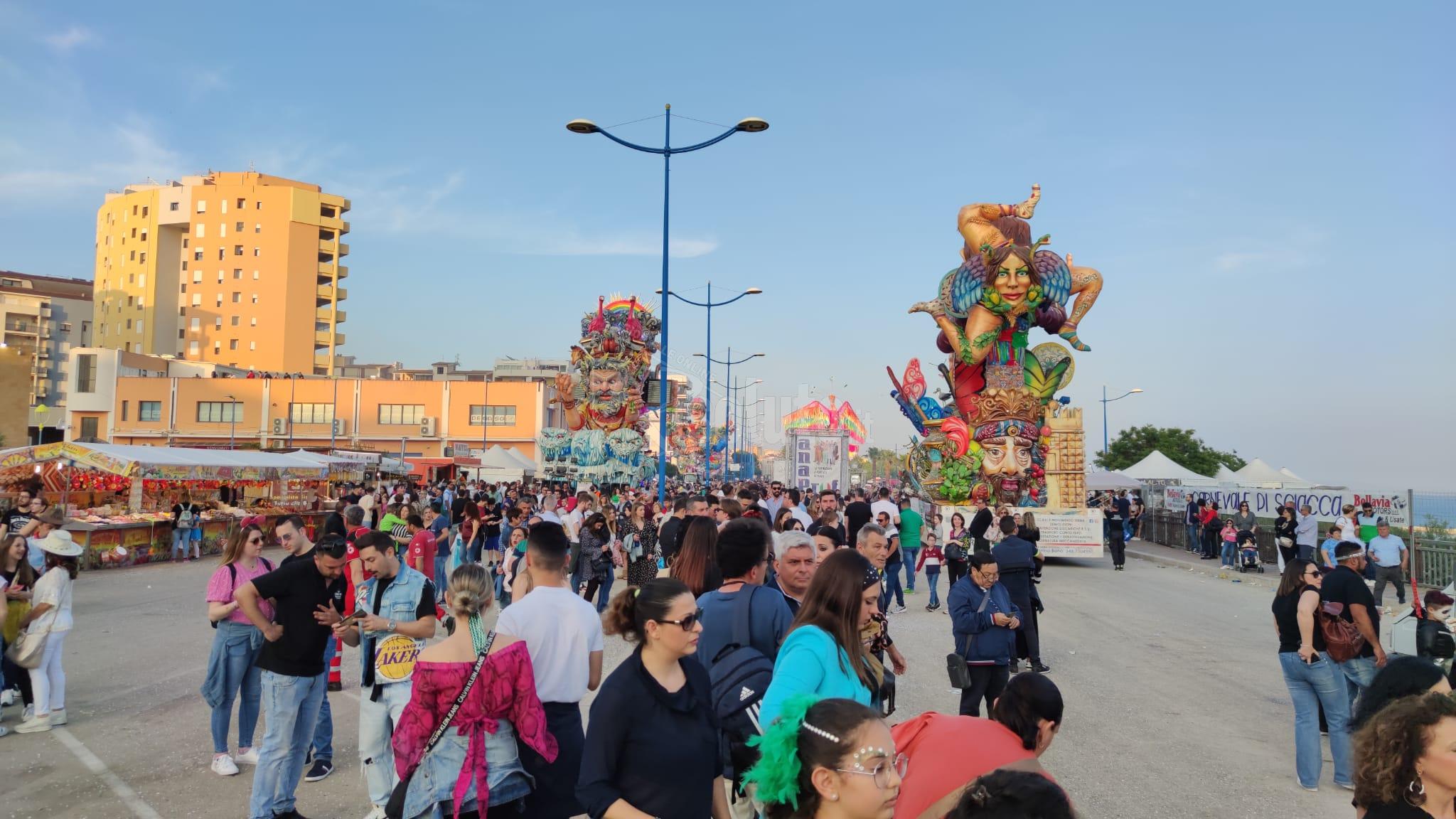 Domenica nuova riunione della giuria del Carnevale con i due giurati supplenti, intanto montano le polemiche