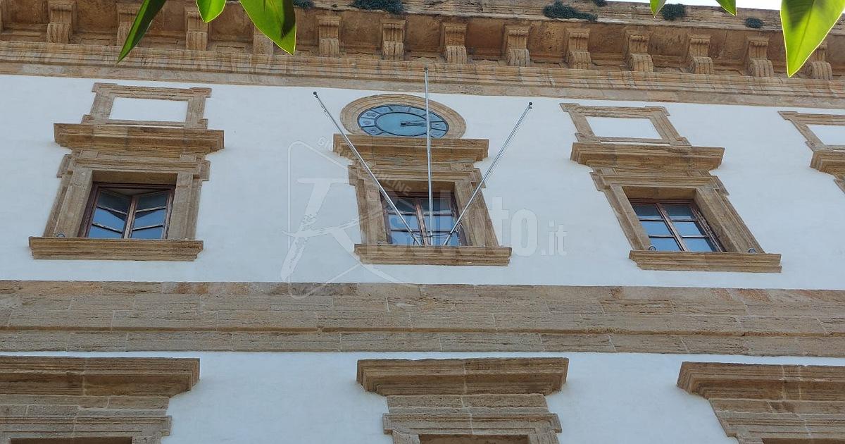 Bandiere a mezz'asta per Berlusconi, al Comune di Sciacca solo aste e bandiere attorcigliate