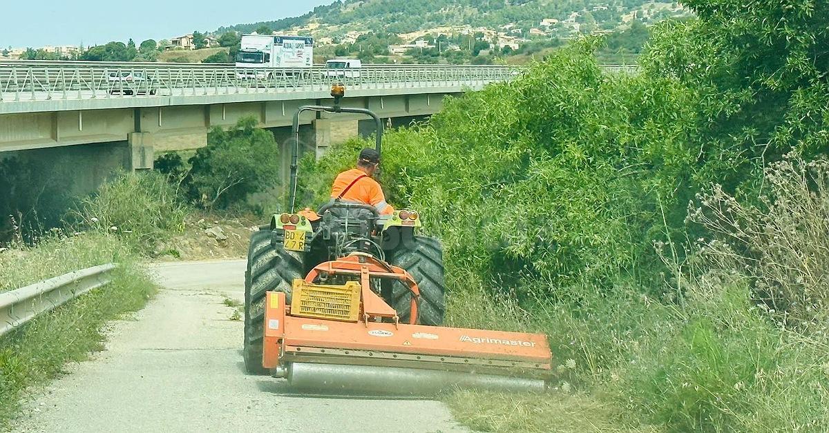 Sciacca, attivi i servizi di scerbatura manuale e meccanizzato