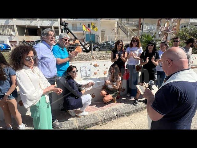Una nuova panchina in via Caravaggio a Ribera grazie al progetto "Mattonella Arcobaleno" (Video)