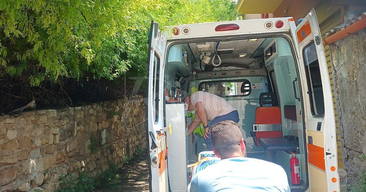 Sciacca, in via Consiglio niente scerbatura e gli alberi bloccano l’ambulanza