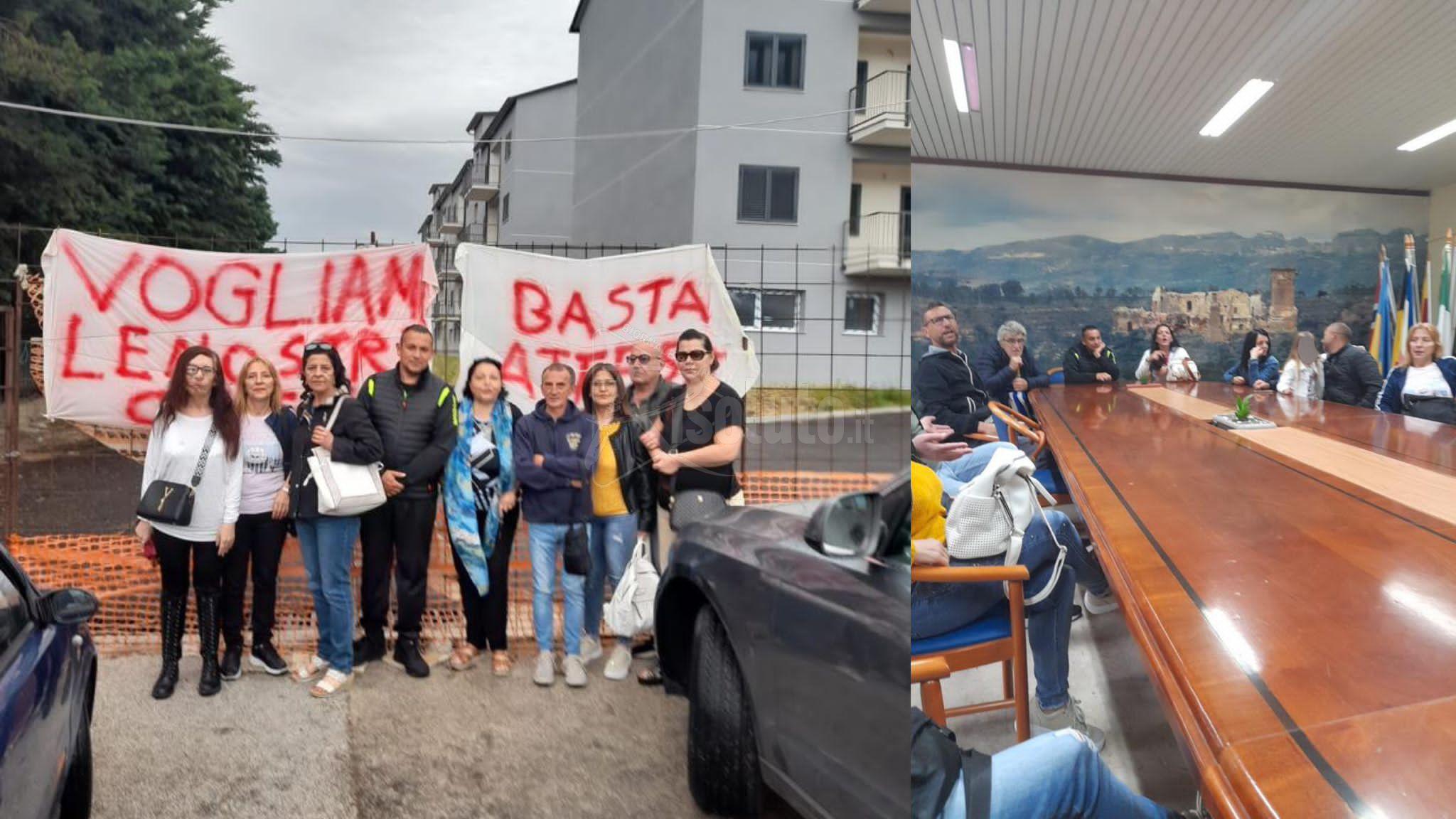 Sit-in sotto la pioggia e arrivo in municipio, la protesta per le case popolari di Ribera