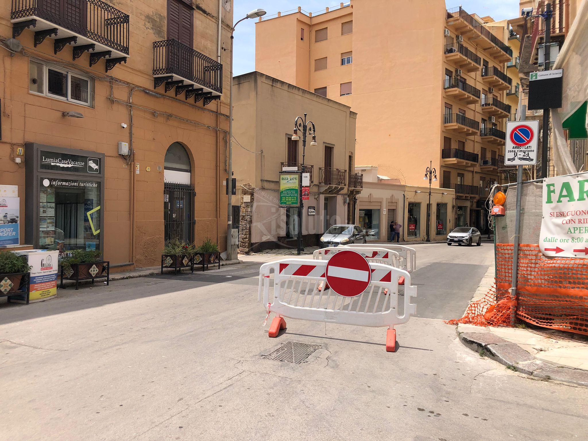 Perdita idrica in corso Vittorio Emanuele a Sciacca e la navetta per il Carnevale cambia percorso