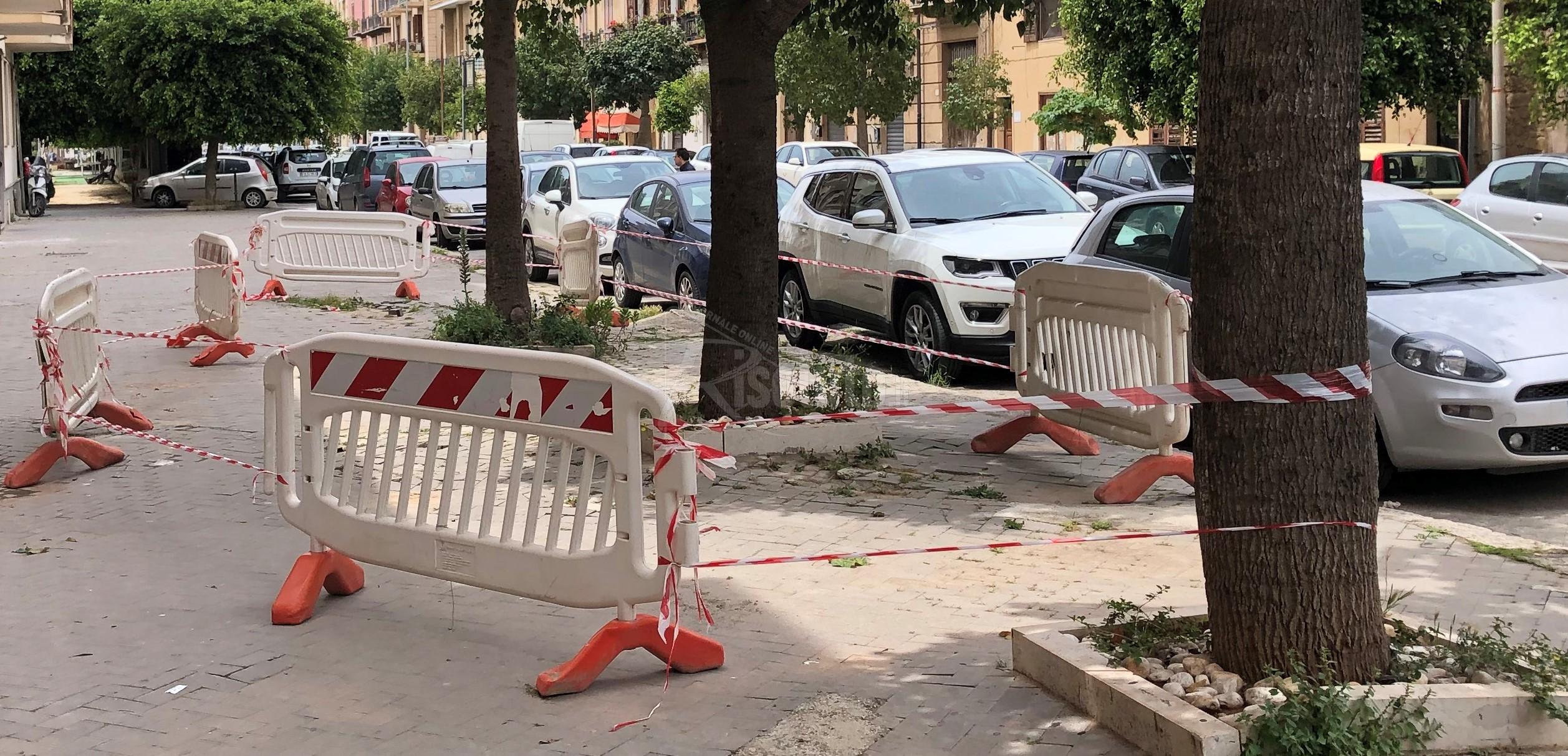 Sciacca, da una settimana marciapiede transennato nel viale della Vittoria e non si vede un operaio
