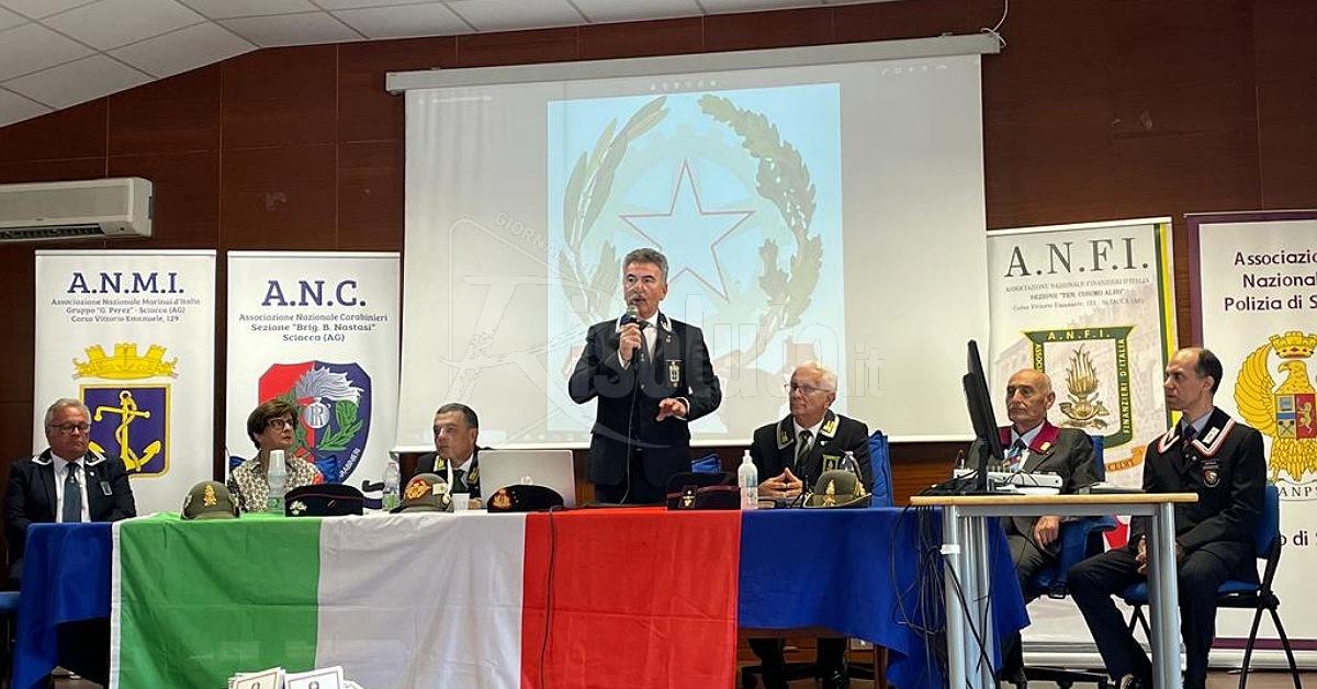 Associazioni d'Arma di Sciacca ancora nelle scuole per consegnare 1000 copie della Costituzione