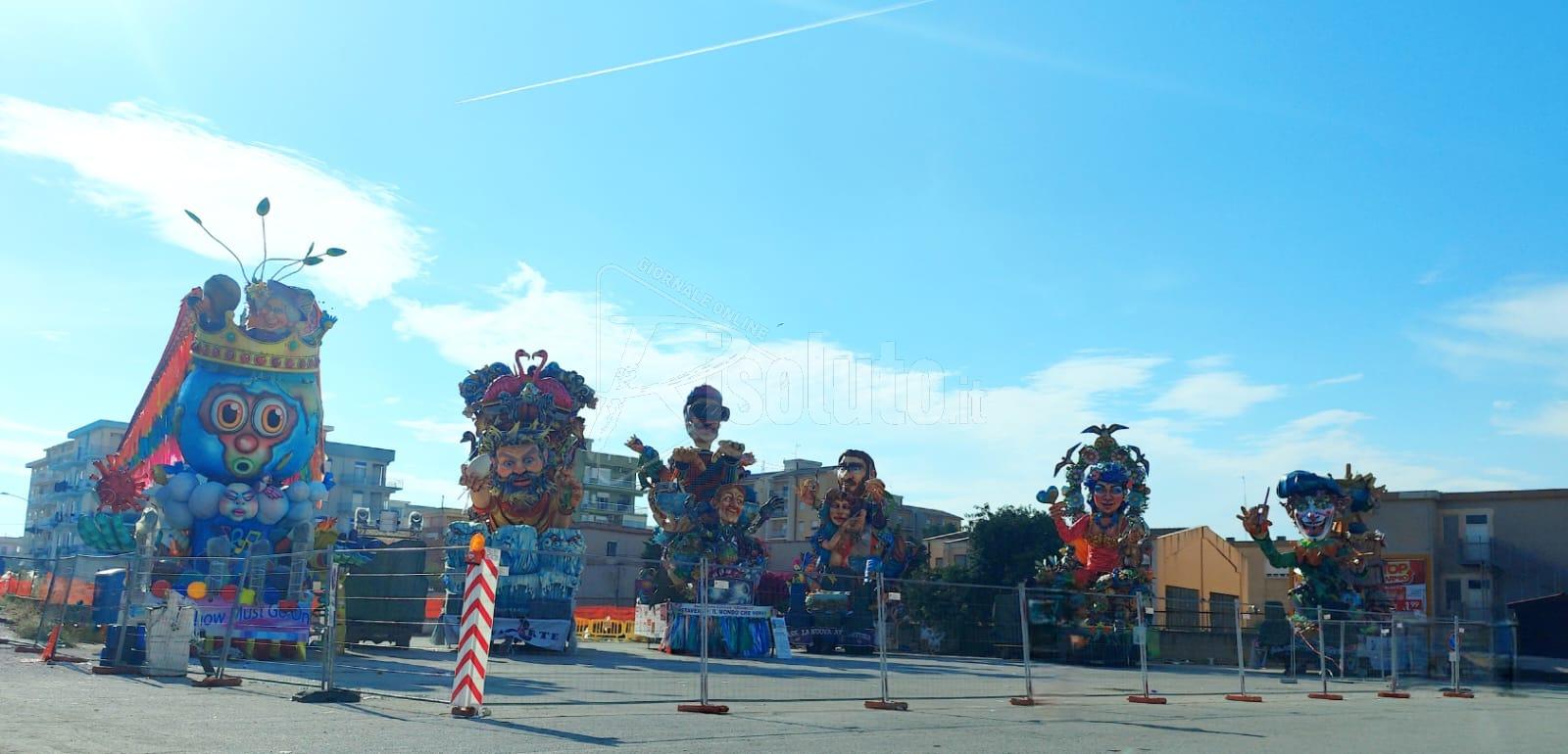 Pezzi di carri allegorici “in trasferta” prima della nuova sfilata