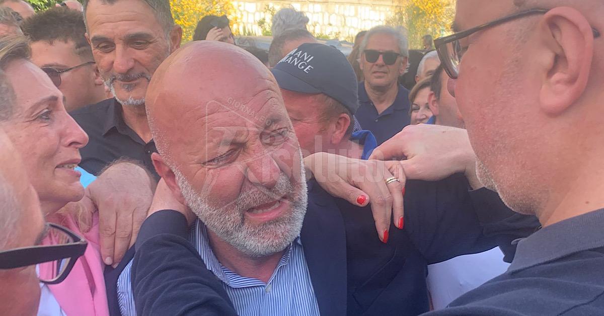 Giuseppe Cacioppo festeggia l'elezione a sindaco di Sambuca
