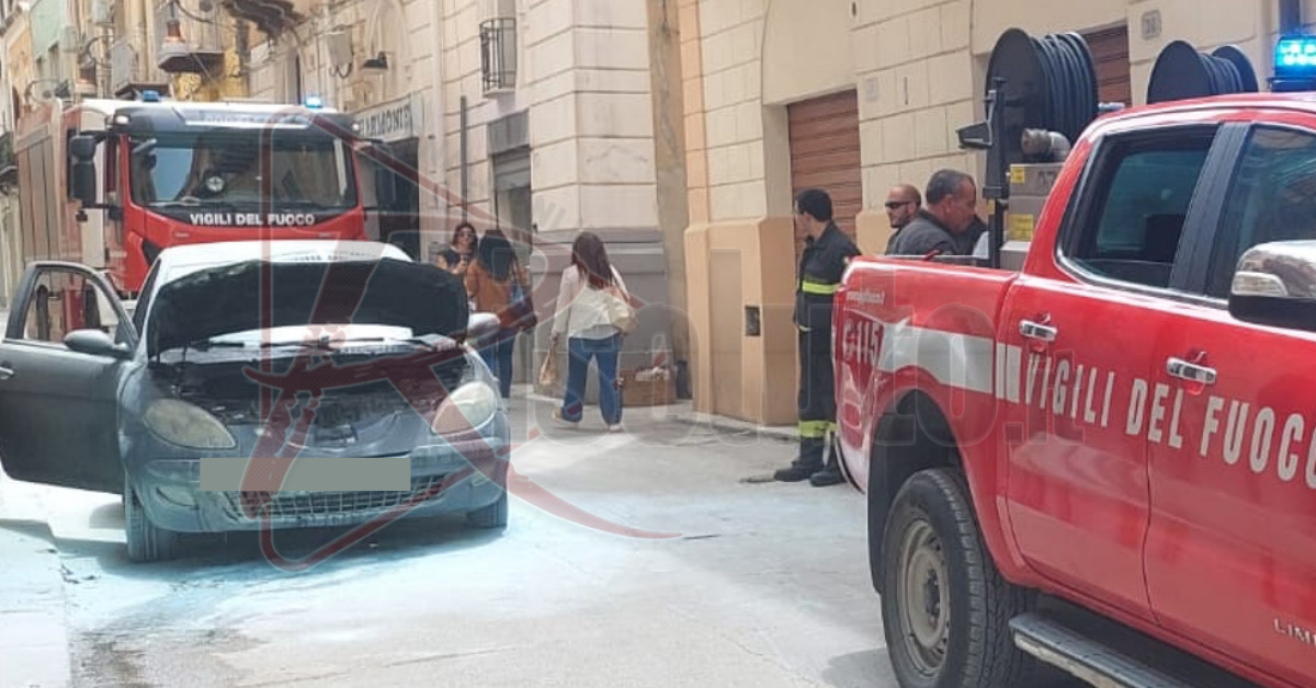Auto in fiamme in via Licata a Sciacca, intervento dei vigili del fuoco
