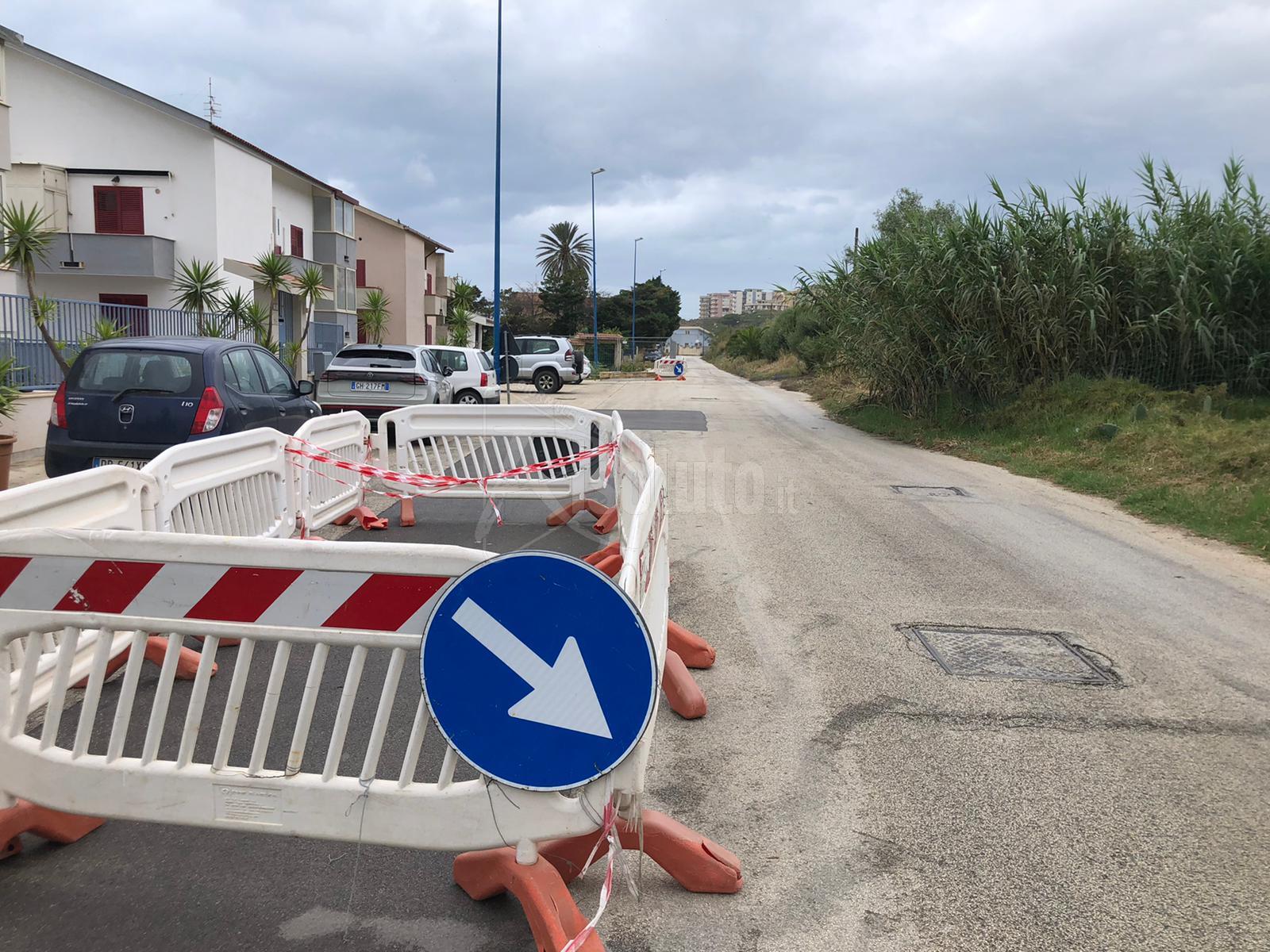 In via Lido in attesa dei lavori arrivano altre transenne