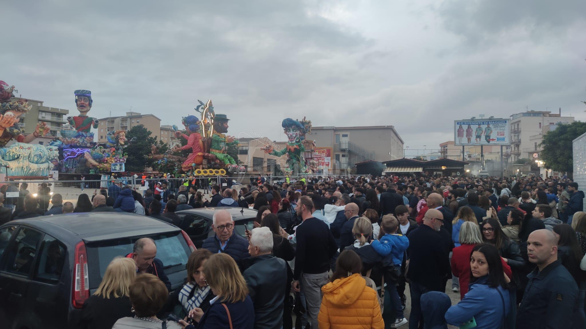 Calca al piazzale La Rosa, anche fermi i carri di Sciacca richiamano pubblico