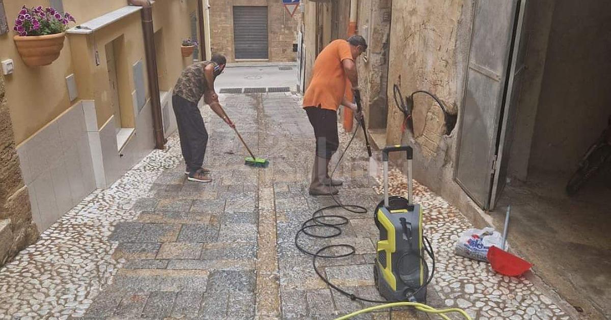 Via Tumolieri nel degrado costante, ma a ripulirla ci pensano i residenti
