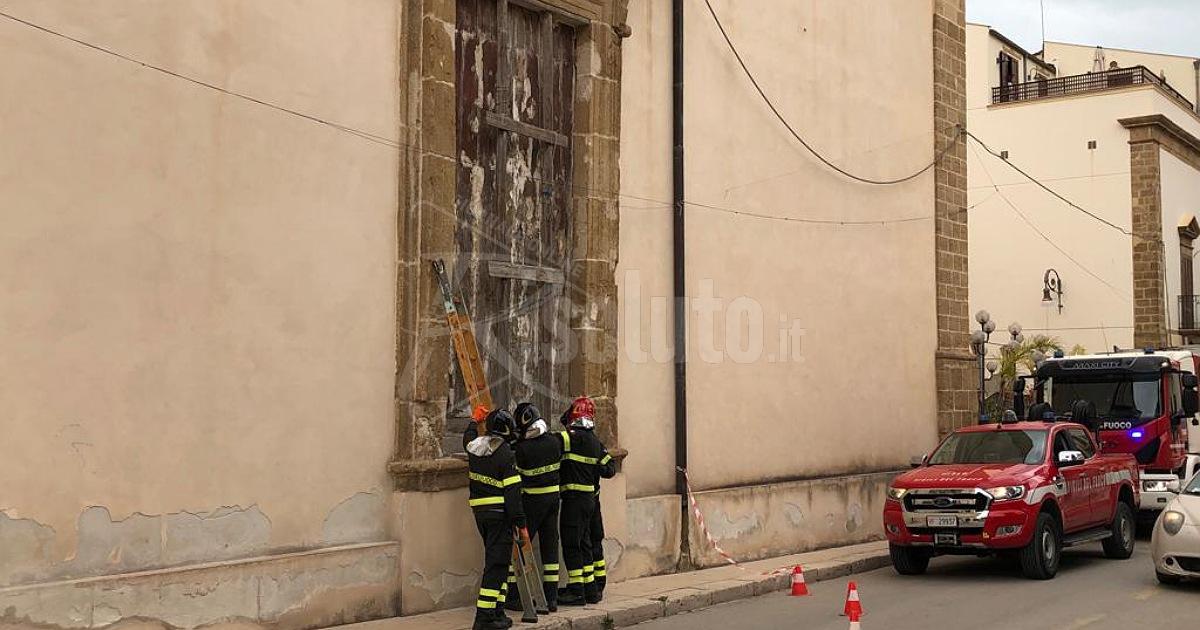 Intervento dei vigili del fuoco alla Chiesa dello Spasimo a Sciacca, il vento mette in bilico struttura in legno