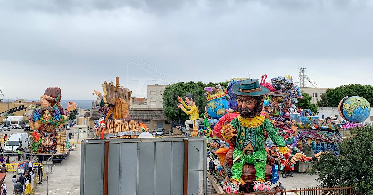 Il vento soffia sul Carnevale di Sciacca, carri ancora in piazza La Rosa