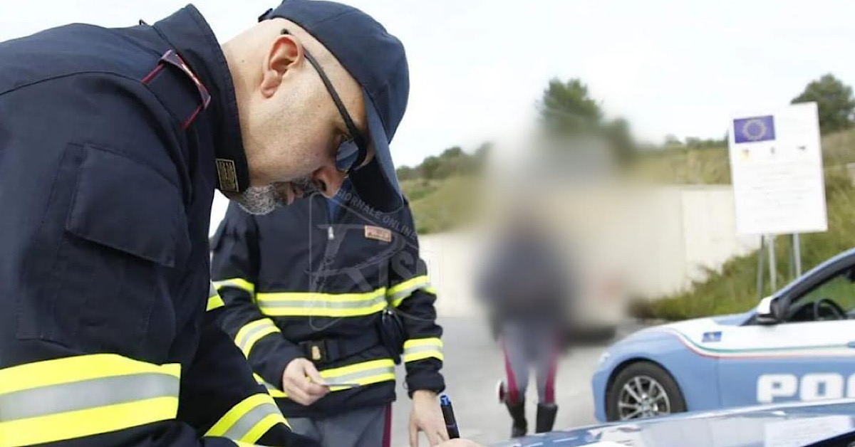 Controlli della Polizia su bus per gite scolastiche in tutto l'Agrigentino, bloccata la partenza di un mezzo