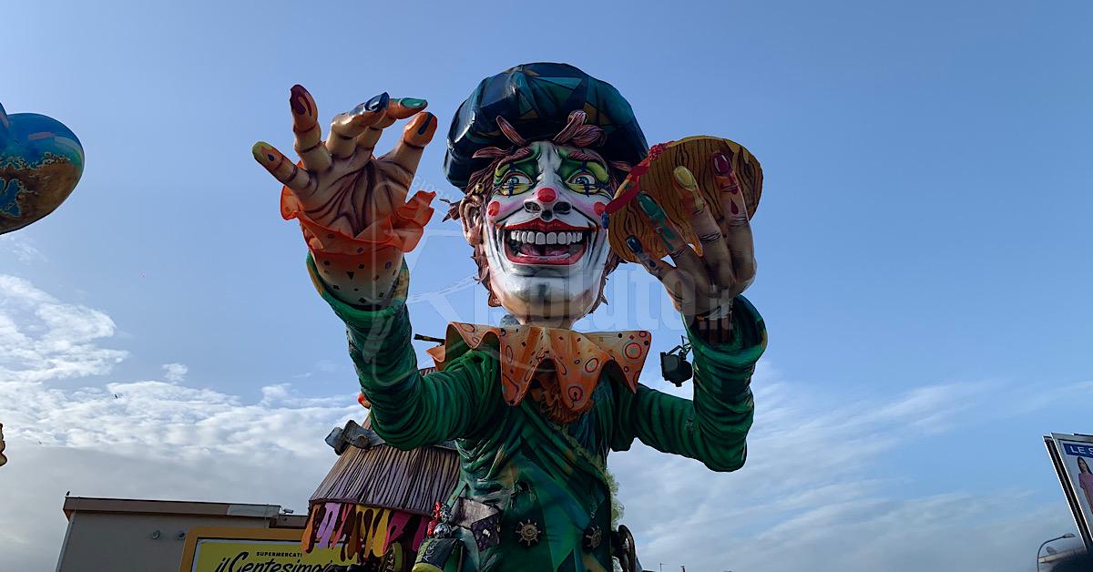 In corso il montaggio dei carri del Carnevale di Sciacca, tanta gente assiste da dietro le transenne (Video)