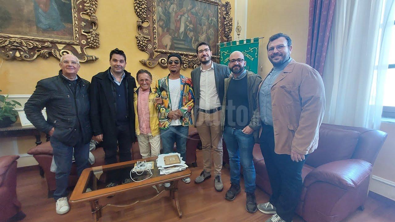 E' tornato a Sciacca l'artista brasiliano Menelaw Sete, si esibirà al Carnevale (Video)