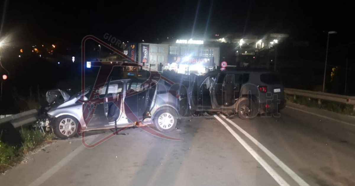 L'incidente stradale con un morto e tre feriti a Sciacca, scontro frontale tra due auto