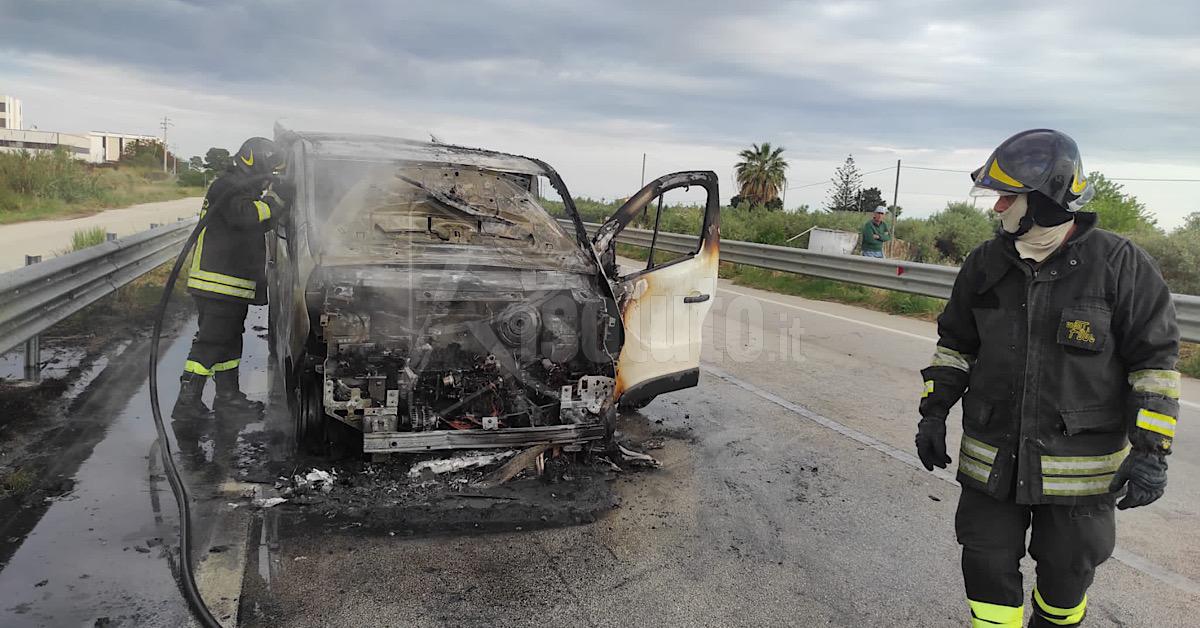 Furgone in fiamme nella località Piana di Sciacca (Video)