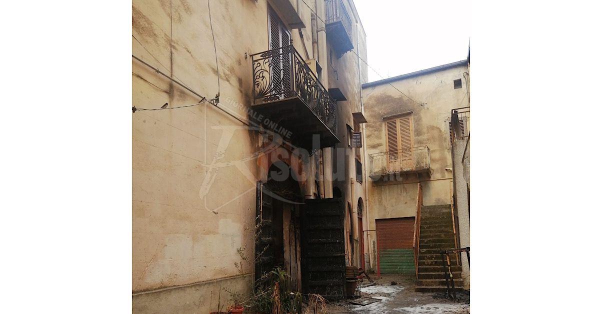 L'incendio in corso Regina Margherita a Ribera, due anziani costretti a lasciare le proprie case