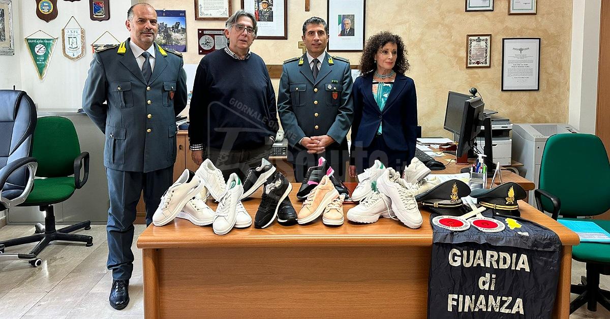 Sciacca, Guardia di Finanza e Kiwanis Club donano in beneficenza 158 paia di scarpe sequestrate