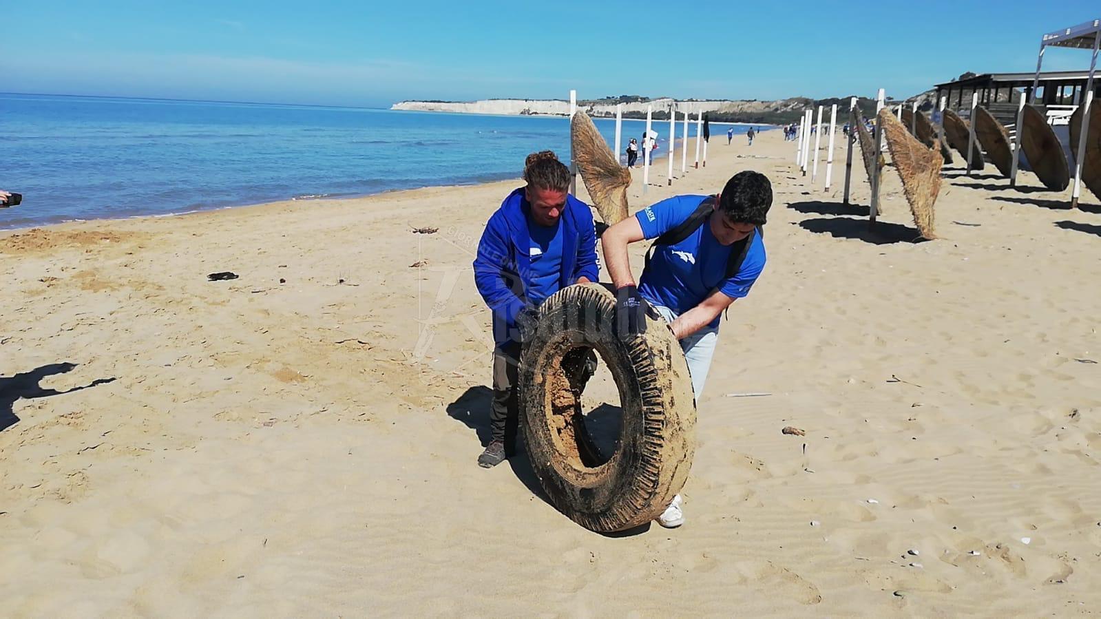 Ripulita da Marevivo la spiaggia di Bovo Marina di Montallegro, raccolti undici sacchi di pattume