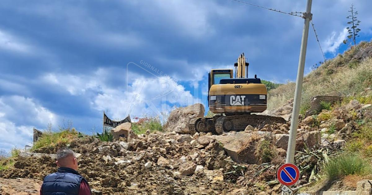 A Porto Palo di Menfi si lavora per il consolidamento del costone franato