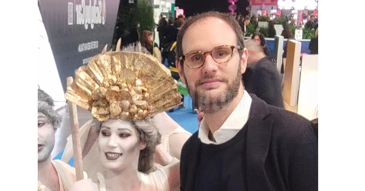 Marco Savatteri regista dello spettacolo sul palco Carnevale di Sciacca