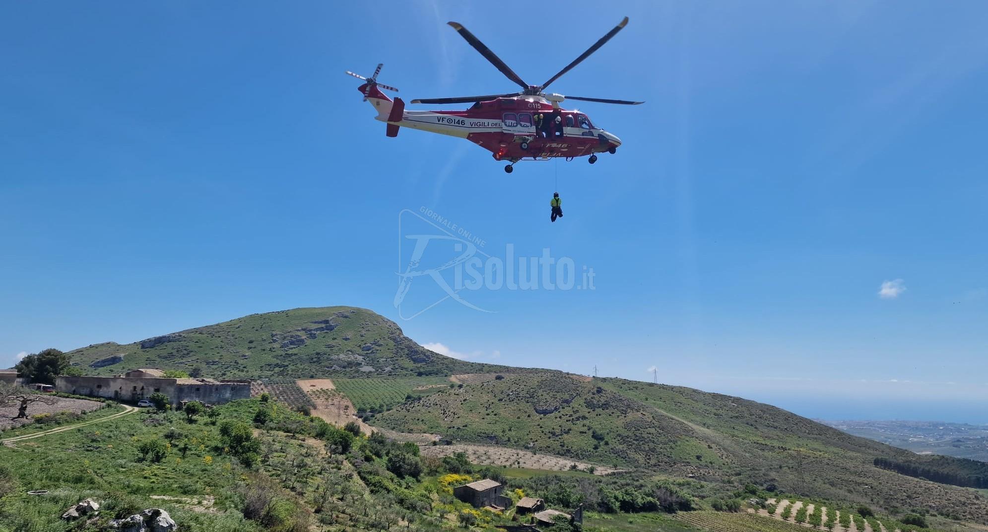 Un elicottero dei vigili del fuoco per recuperare il corpo dell'anziano morto oggi a Sciacca