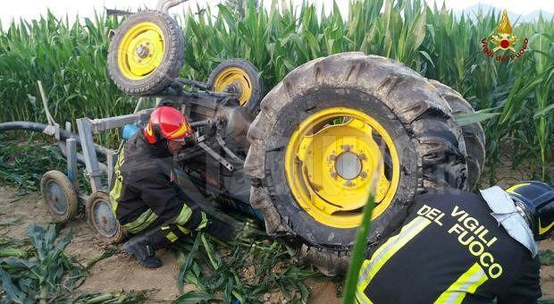 Precipita in un burrone mentre manovra un trattore, morto un ottantenne di Sciacca