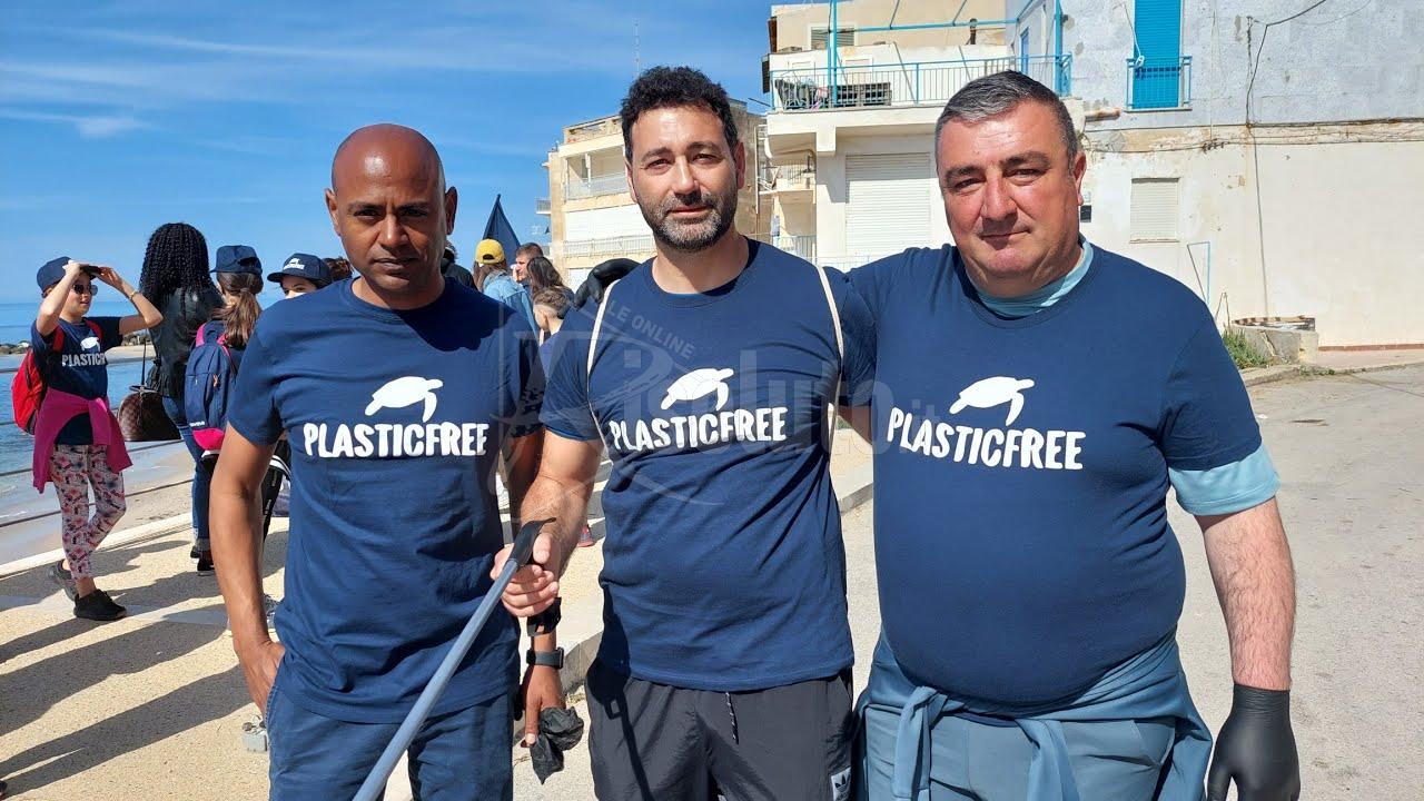 Volontari in azione oggi a Sciacca per liberare dalla plastica il Lido Salus (Video)