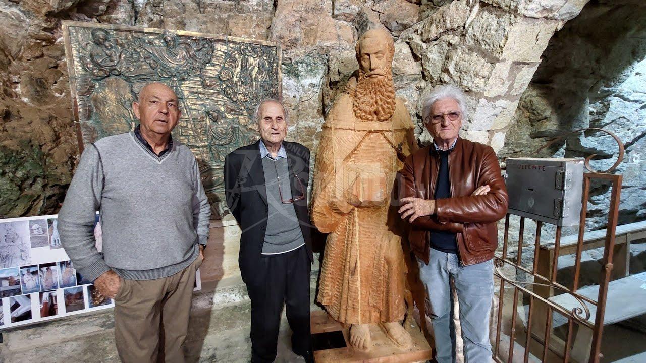 L’ebanista Dimino di Sciacca dona alla Basilica una statua in legno di San Calogero (Video)