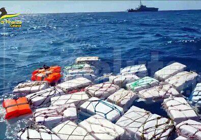 Colli di cocaina galleggianti in mare individuati dalle Fiamme Gialle al largo delle coste orientali della Sicilia