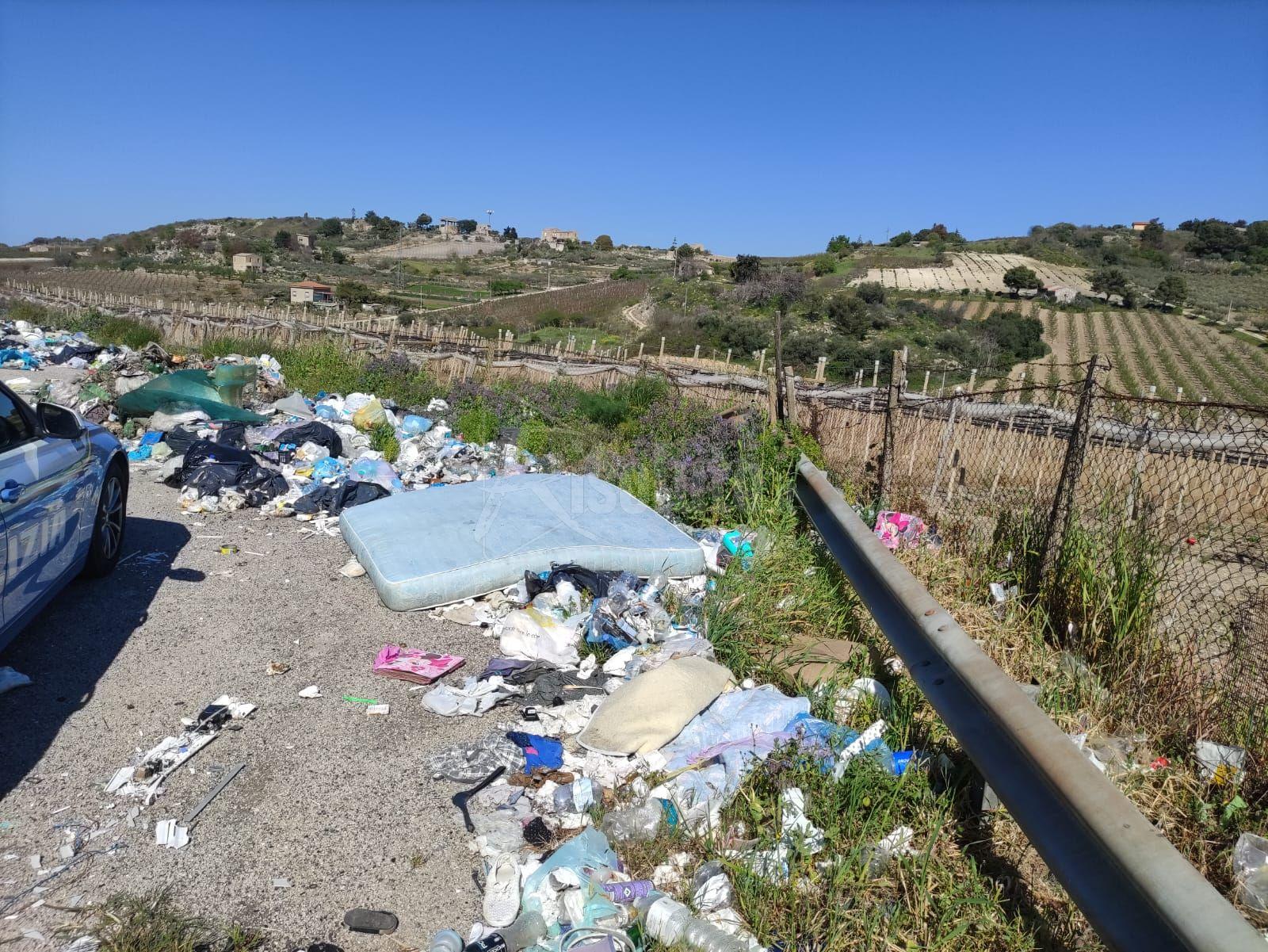 Rifiuti abbandonati, in campo anche la polizia stradale con sanzioni da 600 euro