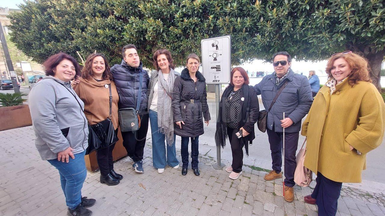 Segnaletica inclusiva per le strade di Sciacca, collocati oggi i primi due (Video)