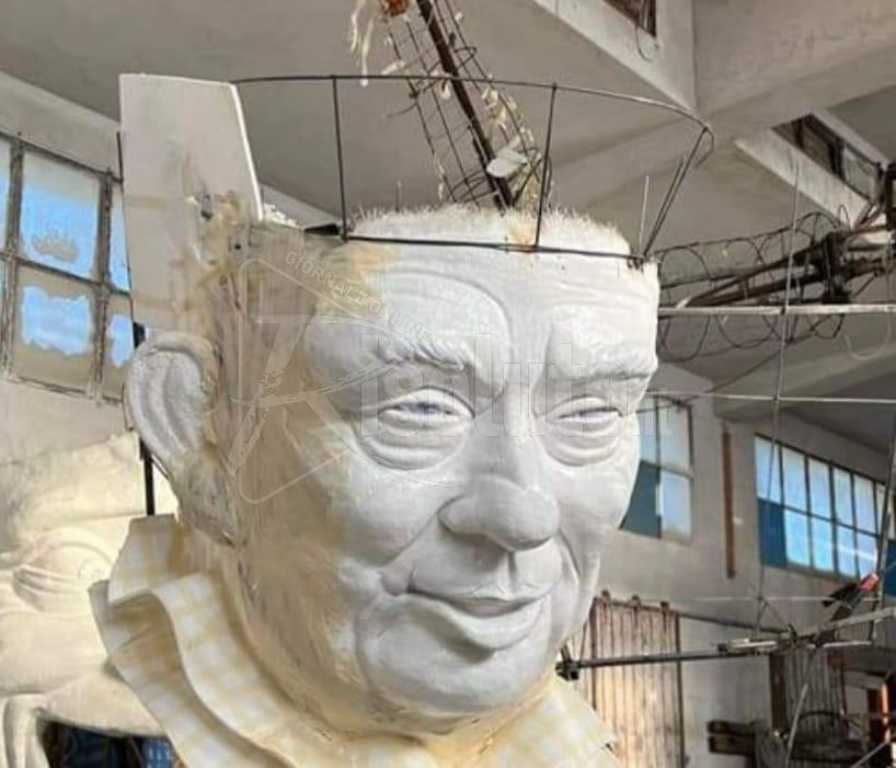 Carnevale di Sciacca 2023, il volto di Peppe Nappa prende forma