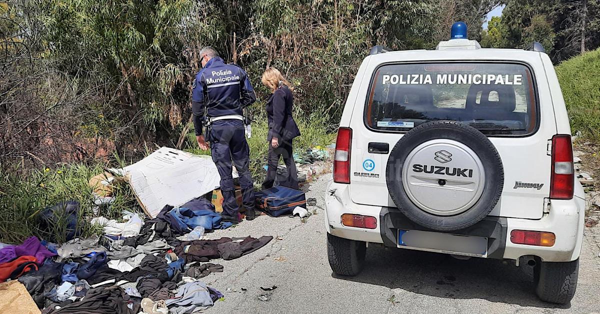 Sanzioni dei vigili grazie ai documenti mischiati ai rifiuti, per il Libero Consorzio non si può provare l'identità