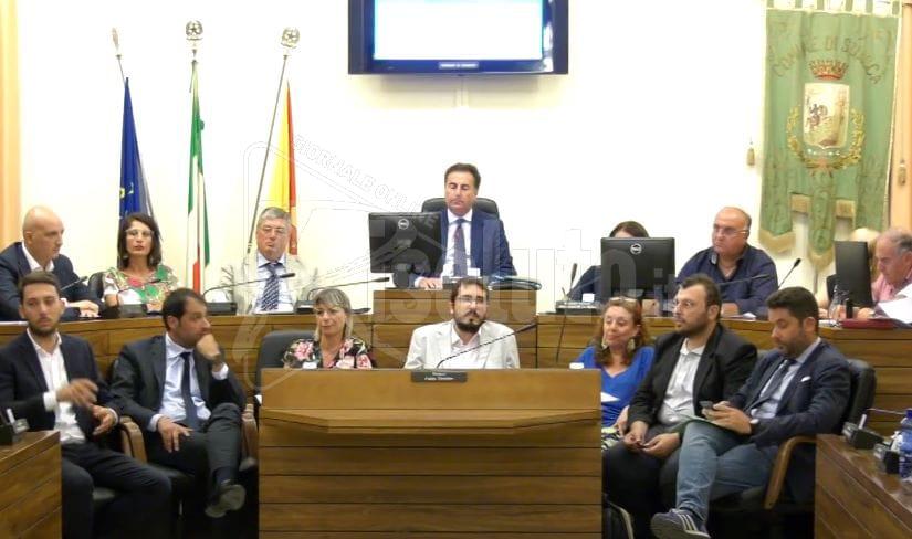 Consiglio comunale di Sciacca, le opposizioni fanno valere i numeri e passa la rottamazione