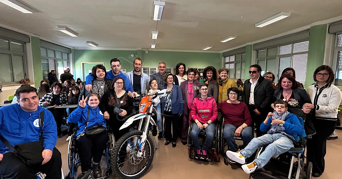 Influencer racconta la disabilità al liceo scientifico di Sciacca (Video)