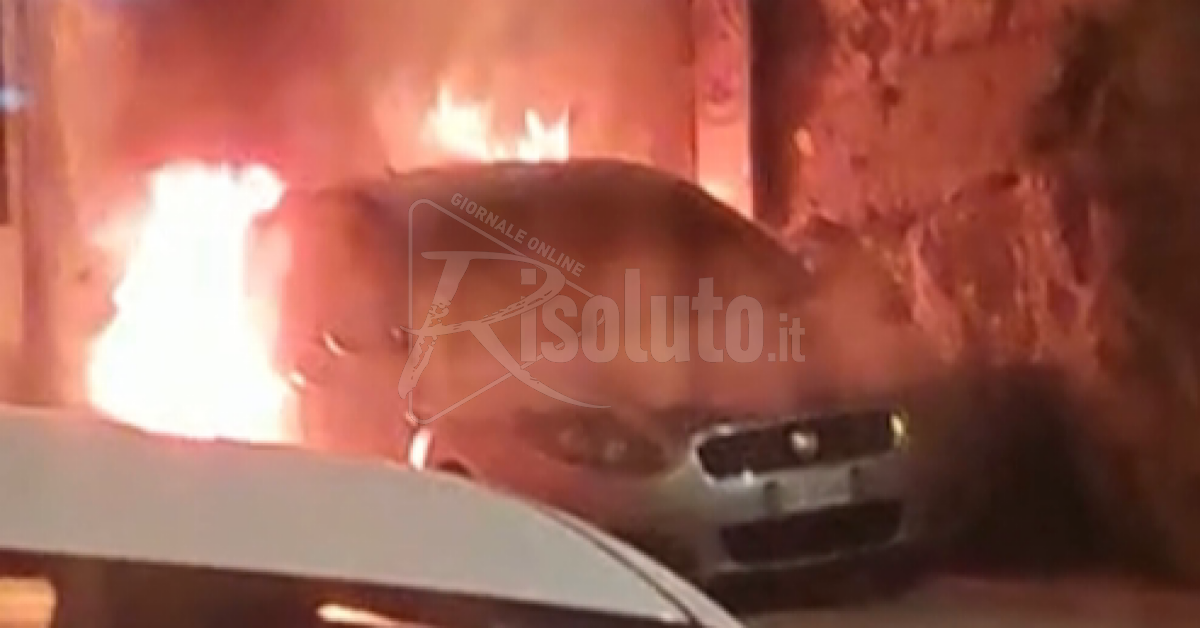 Auto a fuoco nella tarda serata in via Castello a Sciacca (Video)