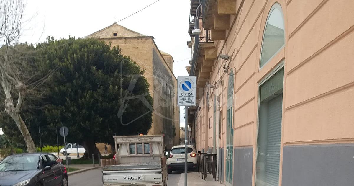 L’assessore Gulotta: “Palo abbattuto da un’auto, rintracceremo il conducente”