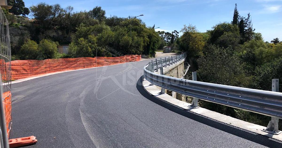 Ponte Bagni a Sciacca, una barriera collocata e strada asfaltata