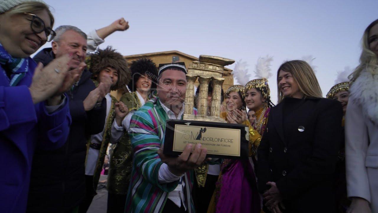 Il Tempio d'Oro  del Mandorlo in Fiore al gruppo dell'Uzbekistan (Video)