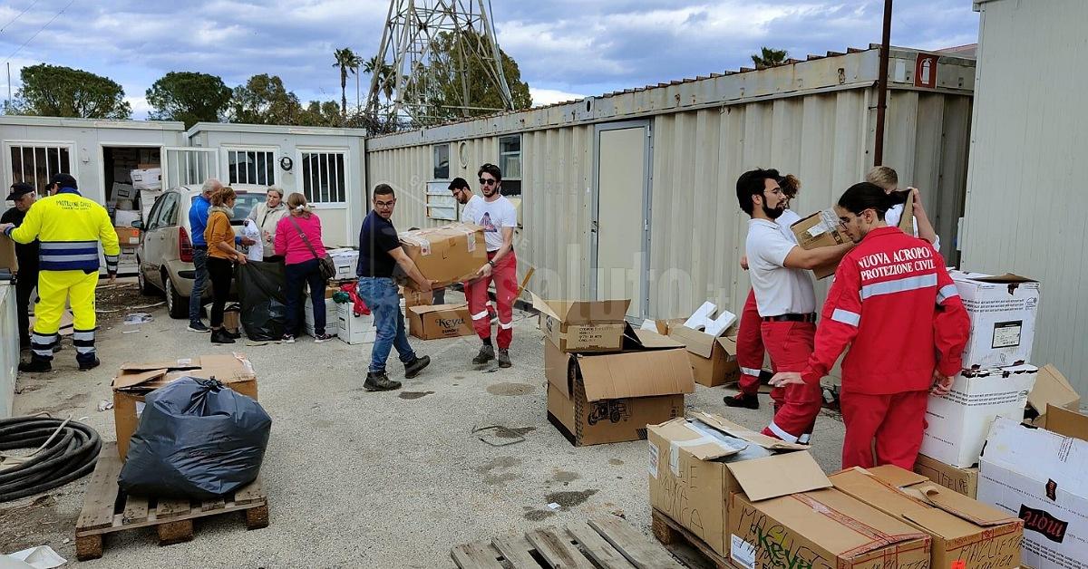 Lampedusa, arrivato a Sigonella l'aereo che caricherà beni di prima necessità per i migranti