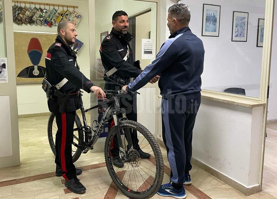 Rubano una bicicletta del valore di 2 mila euro, arrestati due stranieri