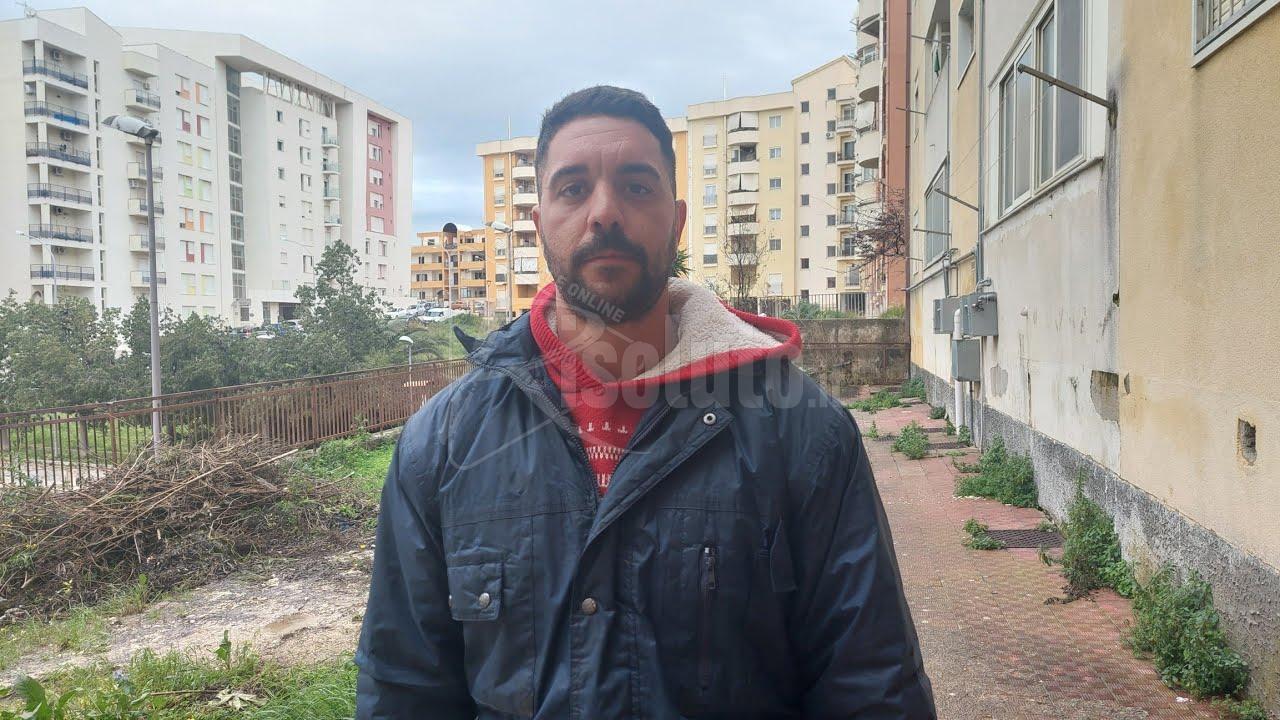 Residente di contrada Ferraro lamenta buche e degrado nel quartiere: "Ci sentiamo abbandonati" (Video)