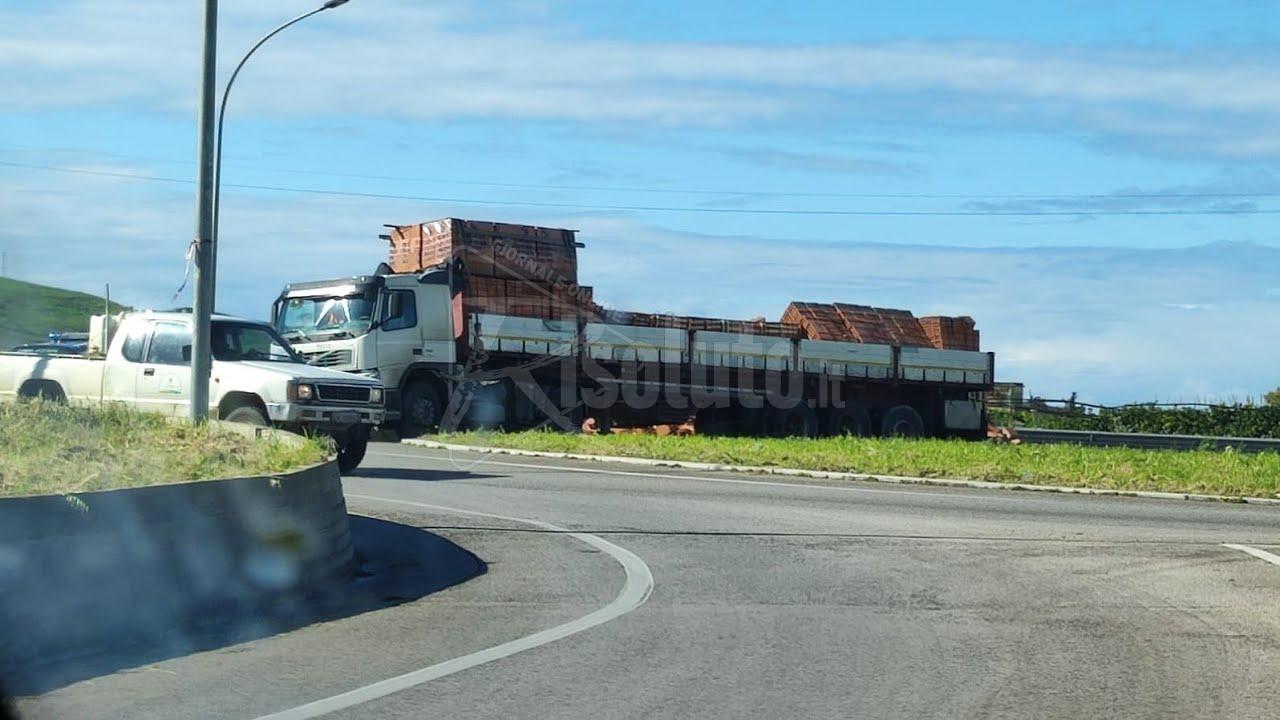 Tir perde parte del suo carico alla rotonda per Ribera lungo la Statale 115 (Video)